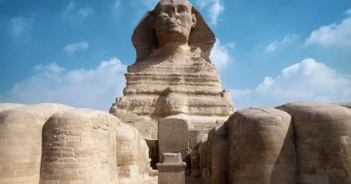 Đại Nhân sư nằm trong quần thể di tích Giza, nơi những công trình kiến trúc đồ sộ phản ánh trình độ xây dựng và đời sống tinh thần của người Ai Cập cổ đại