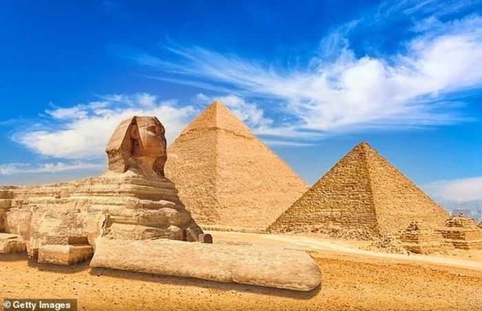 Đại Nhân sư Giza với đầu người và thân sư tử là một trong những biểu tượng nổi tiếng nhất của nền văn minh Ai Cập cổ đại. Pho tượng được tạc trực tiếp từ nền đá vôi tự nhiên trên cao nguyên Giza. Ảnh: Internet