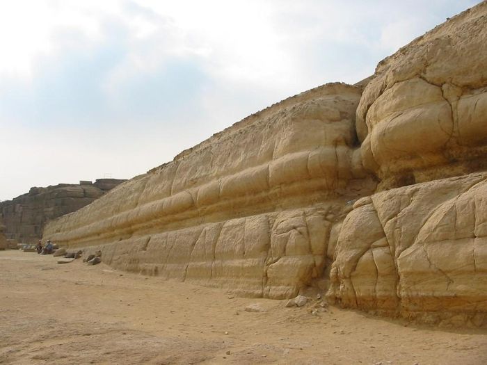 Những lớp đá vôi tại cao nguyên Giza lưu giữ dấu ấn của quá trình hình thành địa chất kéo dài hàng triệu năm. Đây là nền tảng tự nhiên để người Ai Cập cổ đại tạo tác Đại Nhân sư