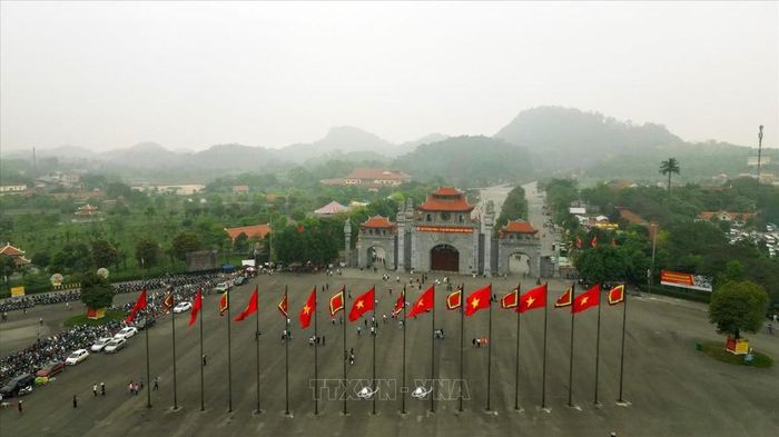 Cổng chính vào Khu di tích lịch sử Quốc gia đặc biệt Đền Hùng (4/2024). Ảnh: TTXVN