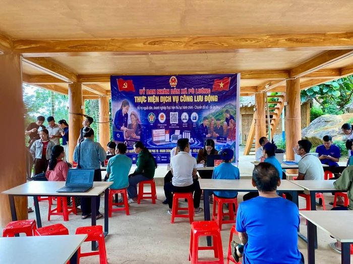 Xã Pù Luông thực hiện dịch vụ công lưu động, hỗ trợ người dân, doanh nghiệp thực hiện thủ tục hành chính, chuyển đổi số