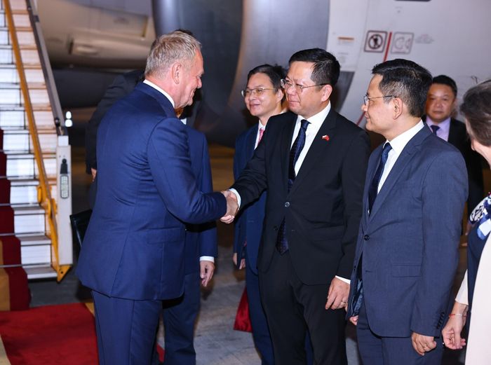Lễ đón Thủ tướng Cộng hòa Ba Lan Donald Tusk tại sân bay Quốc tế Nội Bài (Hà Nội). Ảnh: Minh Đức – TTXVN