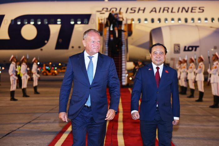 Bộ trưởng Bộ Khoa học và Công nghệ Vũ Hải Quân đón Thủ tướng Cộng hòa Ba Lan Donald Tusk tại sân bay Quốc tế Nội Bài (Hà Nội). Ảnh: Minh Đức - TTXVN