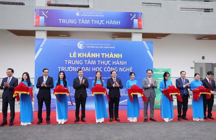 Phó Thủ tướng Hồ Quốc Dũng cắt băng khánh thành Trung tâm thực hành tập trung của Trường Đại học Công nghệ - Ảnh: chinhphu.vn/Gia Huy