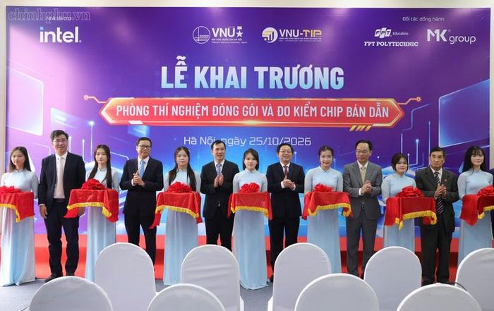 Phó Thủ tướng Hồ Quốc Dũng dự khánh thành Phòng thí nghiệm đóng gói và đo kiểm chip bán dẫn (Trường Đại học Công nghệ, ĐHQG Hà Nội) - Ảnh: chinhphu.vn/Gia Huy