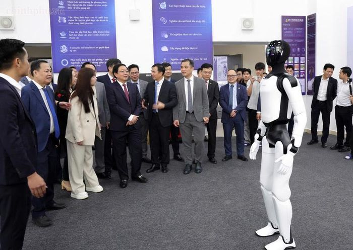 Phó Thủ tướng Hồ Quốc Dũng tham quan Trung tâm thực hành tập trung của Trường Đại học Công nghệ - Ảnh: chinhphu.vn/Gia Huy