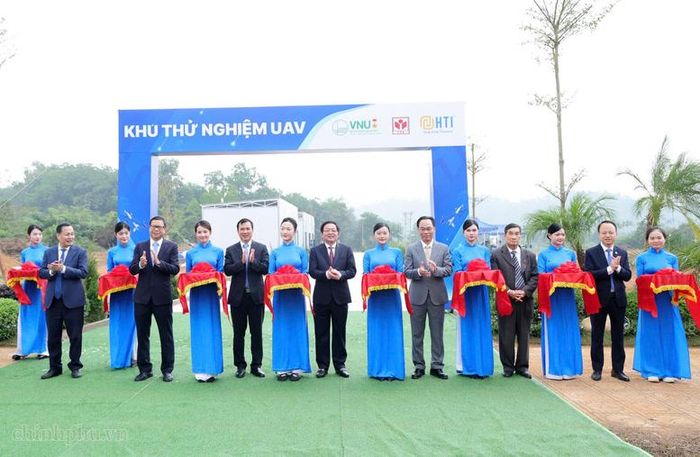 Phó Thủ tướng Hồ Quốc Dũng dự lễ khánh thành Khu thử nghiệm phương tiện bay không người lái (UAV) - Ảnh: chinhphu.vn/Gia Huy