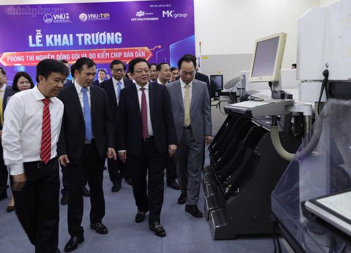 Phó Thủ tướng Hồ Quốc Dũng tham quan Phòng thí nghiệm đóng gói và đo kiểm chip bán dẫn - Ảnh: chinhphu.vn/Gia Huy