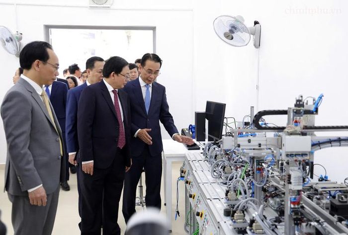 Phó Thủ tướng Hồ Quốc Dũng tham quan Trung tâm thực hành tập trung của Trường Đại học Công nghệ - Ảnh: chinhphu.vn/Gia Huy