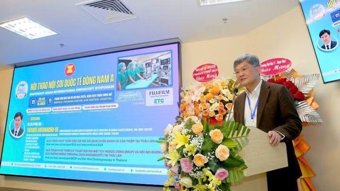 Giáo sư, Bác sĩ Thawee Ratanachu-Ek, cố vấn cao cấp về nội soi tiêu hóa và phẫu thuật ngoại khoa, Bệnh viện Rajavithi (Thái Lan) phát biểu tham luận tại hội thảo. (Ảnh: BAN TỔ CHỨC)