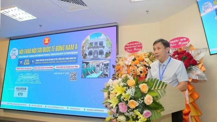 Giáo sư, Tiến sĩ Phạm Như Hiệp, Giám đốc Bệnh viện Trung ương Huế phát biểu tại hội thảo. (Ảnh: BAN TỔ CHỨC)