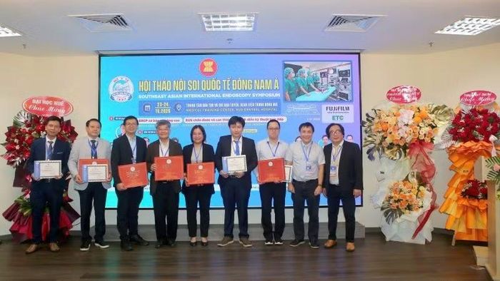 Ban tổ chức trao tặng giấy khen, vinh danh về những đóng góp trong chuyển giao kỹ thuật trực tiếp cho đội ngũ bác sĩ nội soi của bệnh viện và khu vực Đông Nam Á. (Ảnh: BAN TỔ CHỨC)