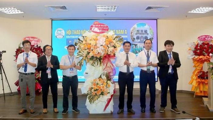 Lãnh đạo thành phố Huế tặng hoa chúc mừng hội thảo. (Ảnh: BAN TỔ CHỨC)