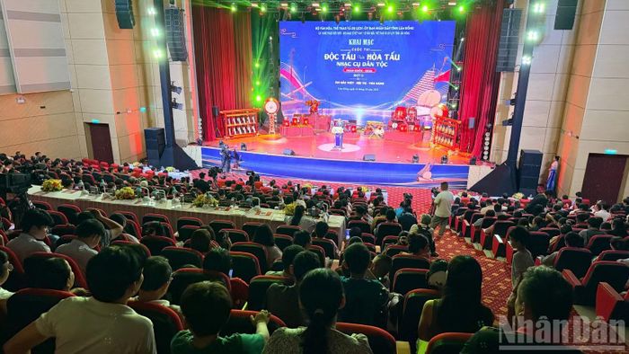 Khai mạc thu hút nhiều người dân đến xem. (Ảnh: QUÝ NGỌC)