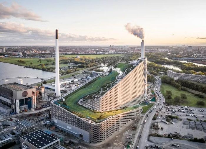 CopenHill (còn gọi là Amager Bakke) là một nhà máy đốt rác phát điện độc đáo tại Copenhagen, Đan Mạch, nổi tiếng vì kết hợp hạ tầng công nghiệp với một công viên giải trí ngoài trời trên mái nhà. (Ảnh: State of Green)