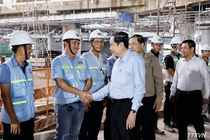 Chủ tịch Quốc hội Trần Thanh Mẫn gặp gỡ cán bộ, công nhân, kỹ sư đang thi công Dự án đầu tư mở rộng Cảng hàng không quốc tế Phú Quốc. (Ảnh: TTXVN)