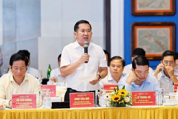 Phó Bí thư Tỉnh Ủy An Giang, Bí thư Đảng ủy đặc khu Phú Quốc Đinh Văn Nơi phát biểu. (Ảnh: TTXVN)