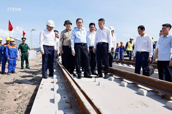 Chủ tịch Quốc hội Trần Thanh Mẫn cùng Đoàn công tác đến kiểm tra Dự án đường tỉnh ĐT.975 và Dự án Tuyến tàu điện đô thị đoạn 1. (Ảnh:TTXVN)