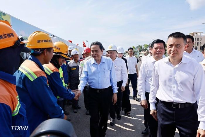 Chủ tịch Quốc hội Trần Thanh Mẫn cùng Đoàn công tác đến kiểm tra Dự án đường tỉnh ĐT.975 và Dự án Tuyến tàu điện đô thị đoạn 1. (Ảnh: TTXVN)