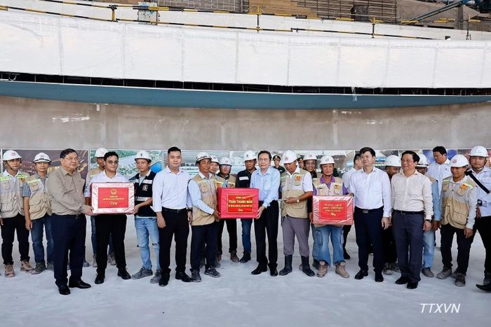 Chủ tịch Quốc hội Trần Thanh Mẫn tặng quà cán bộ, công nhân, kỹ sư đang thi công Dự án đầu tư mở rộng Cảng hàng không quốc tế Phú Quốc. (Ảnh: TTXVN)
