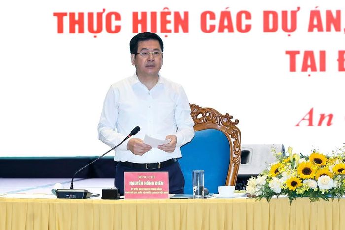 Phó Chủ tịch Quốc hội Nguyễn Hồng Diên phát biểu tại cuộc làm việc với Lãnh đạo tỉnh An Giang. (Ảnh: TTXVN)