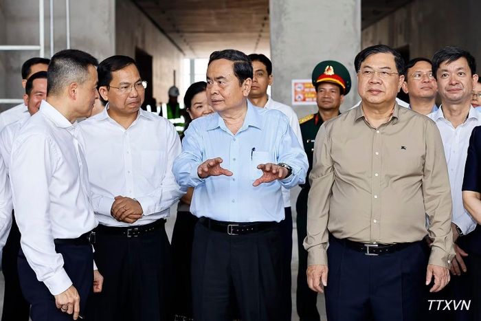 Chủ tịch Quốc hội Trần Thanh Mẫn cùng Đoàn công tác đến kiểm tra Dự án Trung tâm Hội nghị APEC. (Ảnh: TTXVN)