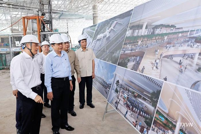 Chủ tịch Quốc hội Trần Thanh Mẫn đến kiểm tra Dự án đầu tư mở rộng Cảng hàng không quốc tế Phú Quốc. (Ảnh: TTXVN)