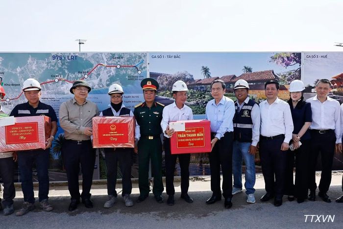 Chủ tịch Quốc hội Trần Thanh Mẫn cùng Đoàn công tác tặng quà đơn vị thi công Dự án đường tỉnh ĐT.975 và Dự án Tuyến tàu điện đô thị đoạn 1. (Ảnh: TTXVN)