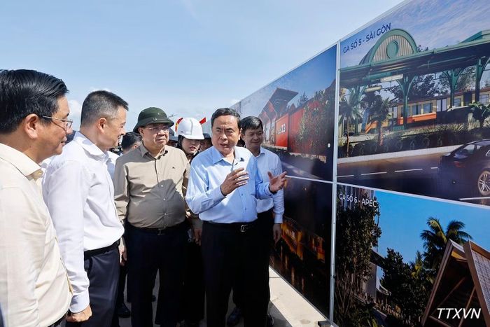 Chủ tịch Quốc hội Trần Thanh Mẫn cùng Đoàn công tác đến kiểm tra Dự án đường tỉnh ĐT.975 và Dự án Tuyến tàu điện đô thị đoạn 1. (Ảnh:TTXVN)