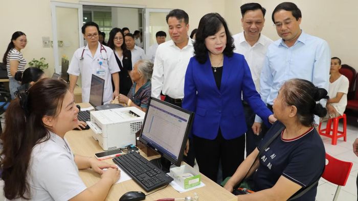 Bộ trưởng Y tế Đào Hồng Lan thăm hỏi bệnh nhân đang điều trị tại Bệnh viện đa khoa Bắc Kạn. (Ảnh: TUẤN SƠN)