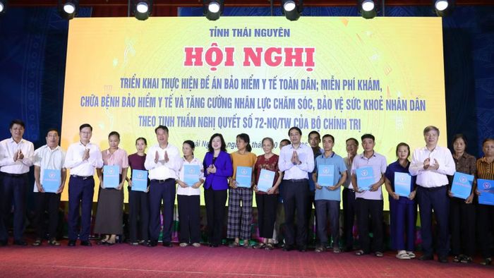 Lãnh đạo Bộ Y tế, Bảo hiểm xã hội Việt Nam và các đồng chí lãnh đạo tỉnh trao thẻ bảo hiểm y tế cho đại diện 20 hộ dân trên địa bàn phía bắc tỉnh Thái Nguyên. (Ảnh: TUẤN SƠN)