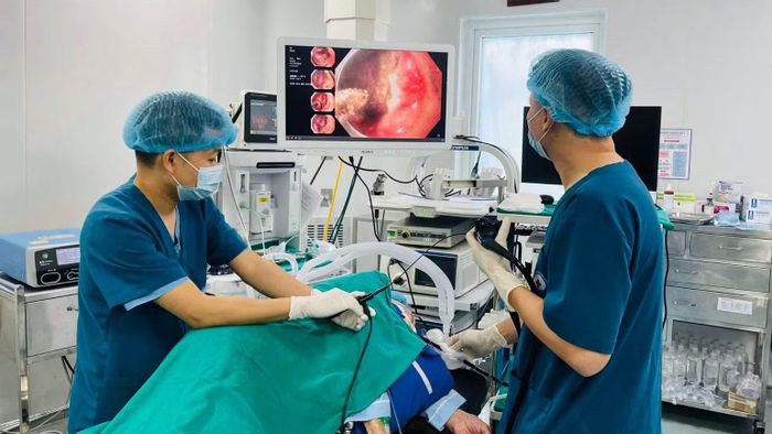 Bác sĩ Bệnh viện Bưu điện triển khai kỹ thuật can thiệp điều trị cho người bệnh ung thư dạ dày giai đoạn sớm. (Ảnh: Bệnh viện cung cấp)