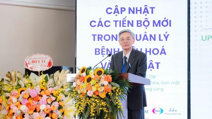 Giáo sư, Tiến sĩ, bác sĩ Đào Văn Long, Chủ tịch Hội đồng sáng lập Viện Nghiên cứu và Đào tạo Tiêu hóa, Gan mật, Chủ tịch Hội đồng Quản lý Hệ thống y tế Hoàng Long phát biểu khai mạc.