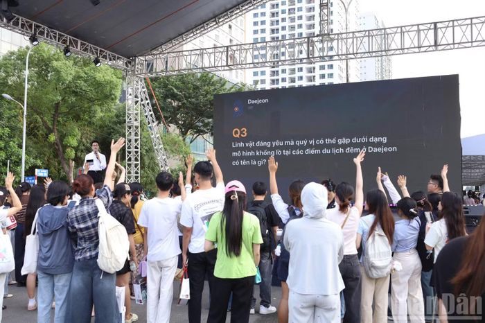 Phần tương tác đố vui tại sân khấu chính thu hút sự tham gia nhiệt tình của đông đảo bạn trẻ tham dự lễ hội.