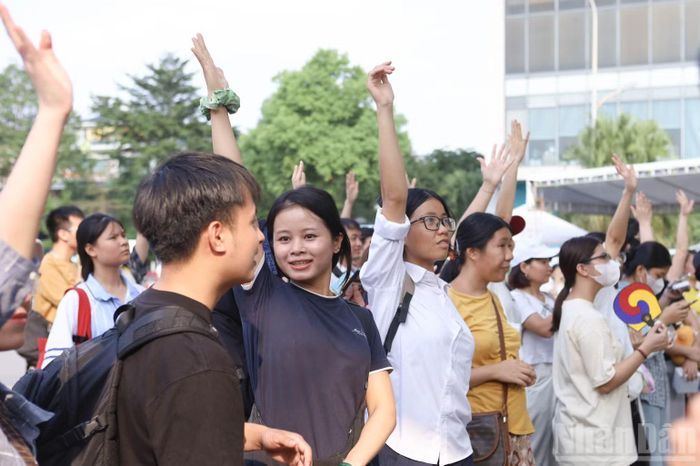 Các bạn trẻ hào hứng tham gia phần thi đố vui có thưởng, tự tin thể hiện hiểu biết về văn hóa Hàn Quốc.
