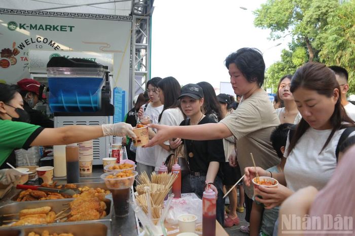  Các gian hàng ẩm thực có sức hút đặc biệt với khách tham quan. 
