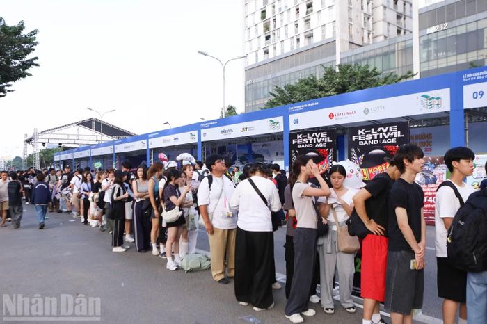 Dòng người xếp hàng dài trải nghiệm tại lễ hội là minh chứng rõ nét cho sức hút của văn hóa Hàn Quốc cũng như tinh thần cởi mở, chủ động giao lưu quốc tế của thế hệ trẻ.