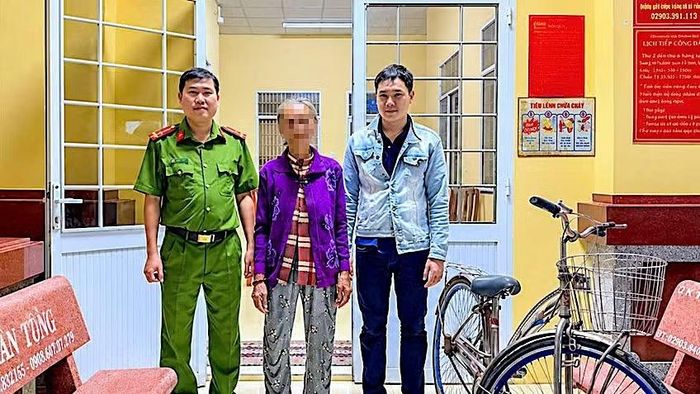 Đại diện Công an xã Vĩnh Mỹ (tỉnh Cà Mau) bàn giao bà H.T.T. cùng phương tiện cho người thân đưa về gia đình an toàn. (Ảnh do Công an xã Vĩnh Mỹ cung cấp)