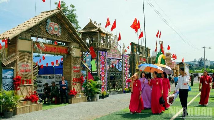 Hội trại truyền thống Kỷ niệm 50 năm xây dựng và phát triển Vùng kinh tế mới Hà Nội tại Lâm Đồng. (Ảnh: BẢO VĂN)