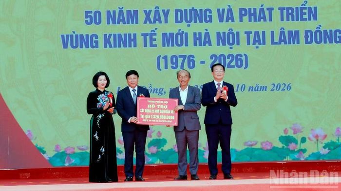 Lãnh đạo Thành phố Hà Nội trao hỗ trợ xây dựng nhà đại đoàn kết tại Lâm Đồng. (Ảnh: BẢO VĂN)