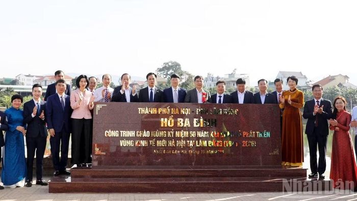 Lãnh đạo tỉnh Lâm Đồng và Thành phố Hà Nội gắn biển công trình kỷ niệm Công viên cảnh quan Hồ Ba Đình tại xã Nam Ban Lâm Hà. (Ảnh: BẢO VĂN)