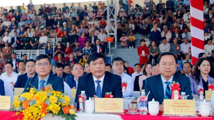 Đại biểu tham dự buổi lễ. (Ảnh: BẢO VĂN)