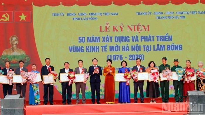 Các tập thể, gia đình, cá nhân được trao tặng Bằng khen của Chủ tịch Ủy ban nhân dân tỉnh Lâm Đồng. (Ảnh: BẢO VĂN)