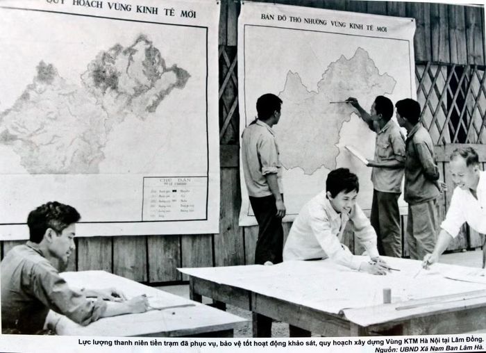 Ảnh chụp lại tại không gian trưng bày, triển lãm tư liệu, hình ảnh và hiện vật chủ đề “50 năm một chặng đường lịch sử - Sắt son nghĩa tình Hà Nội-Lâm Đồng”.