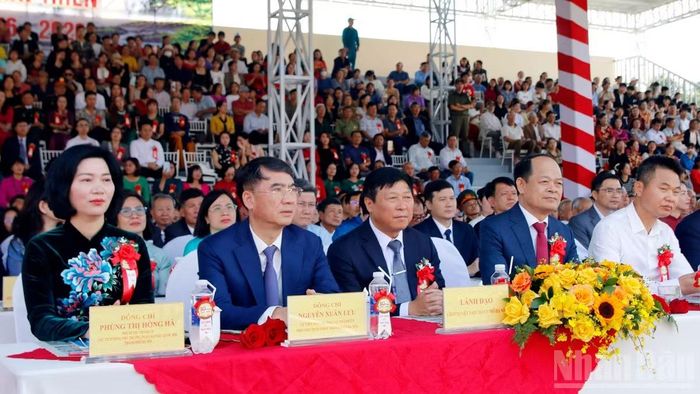 Lãnh đạo Thành phố Hà Nội dự lễ kỷ niệm. (Ảnh: BẢO VĂN)