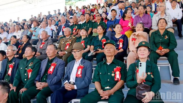 Các thế hệ cán bộ, thanh niên xung phong tiền trạm Vùng kinh tế mới Hà Nội tại Lâm Đồng tại lễ kỷ niệm. (Ảnh: BẢO VĂN)