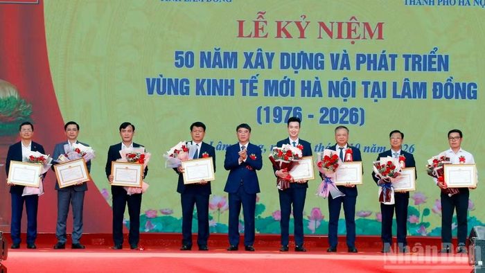 Các tập thể Thành phố Hà Nội được tặng Bằng khen của Chủ tịch Ủy ban nhân dân thành phố. (Ảnh: BẢO VĂN)