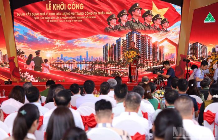 Các đại biểu dự khởi công dự án nhà ở cho lực lượng vũ trang Công an nhân dân. (Ảnh: QUANG QUÝ)