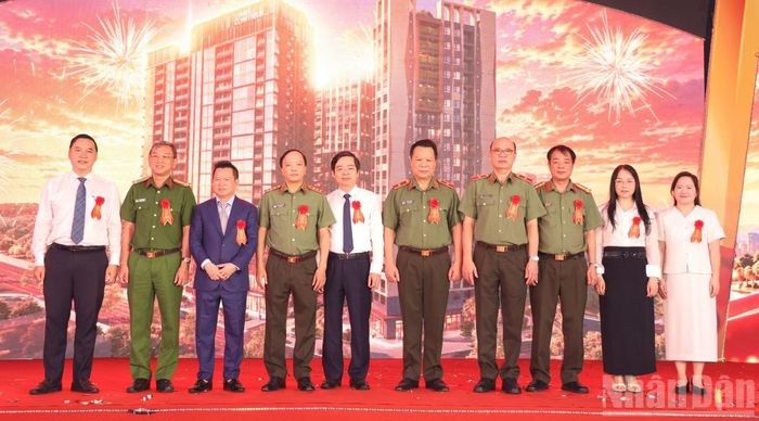 Các đại biểu chụp hình lưu niệm tại lễ khởi công. (Ảnh: QUANG QUÝ)
