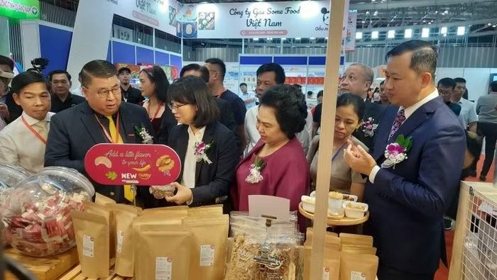 Đại biểu tham quan Tuần lễ lương thực, thực phẩm được tổ chức tại Thành phố Hồ Chí Minh (Ảnh: CTV)